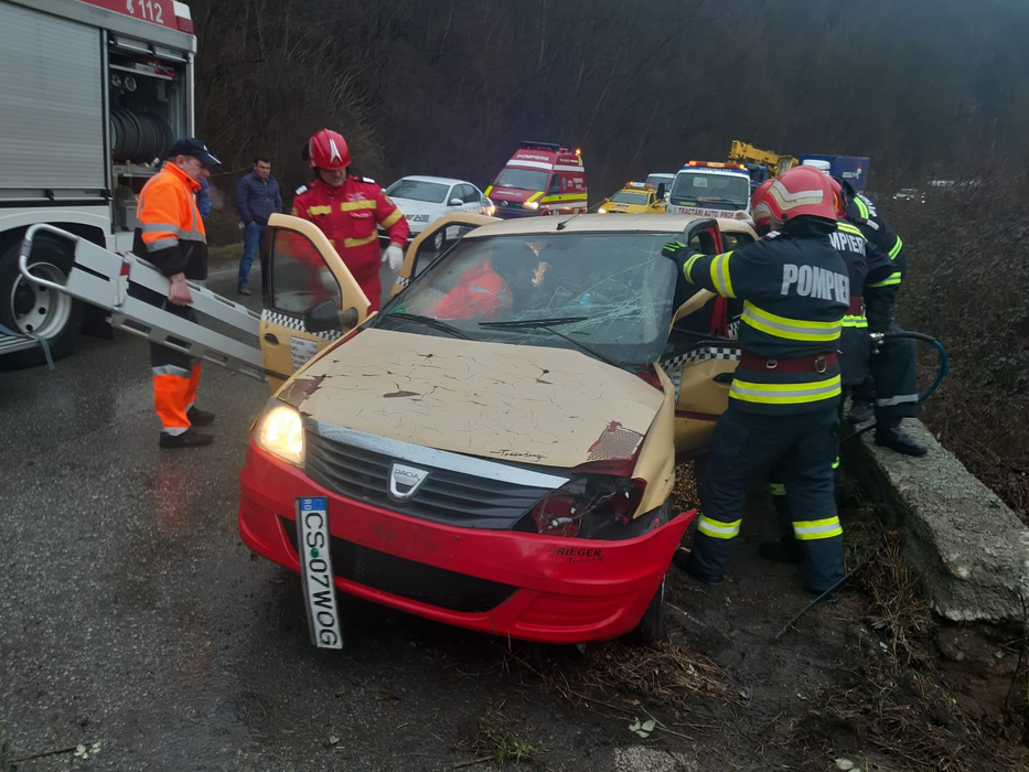 Circulație închisă între Reșița și Bocșa în urma unui accident violent