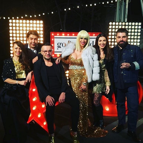 RALUCA BĂDULESCU şi-a schimbat din nou silicoanele? S-a afişat cu un decolteu ameţitor care pare să o dea de gol