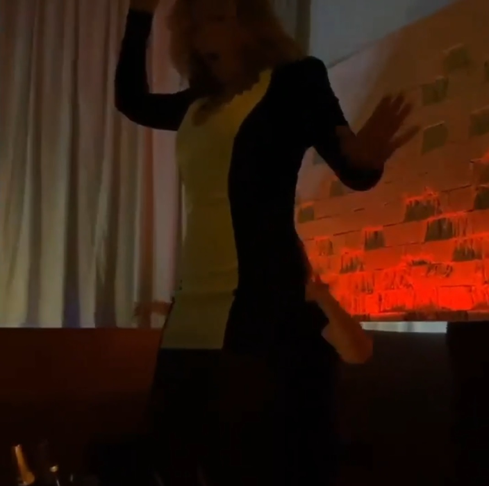 Loredana Groza a dansat pe masă la LOFT