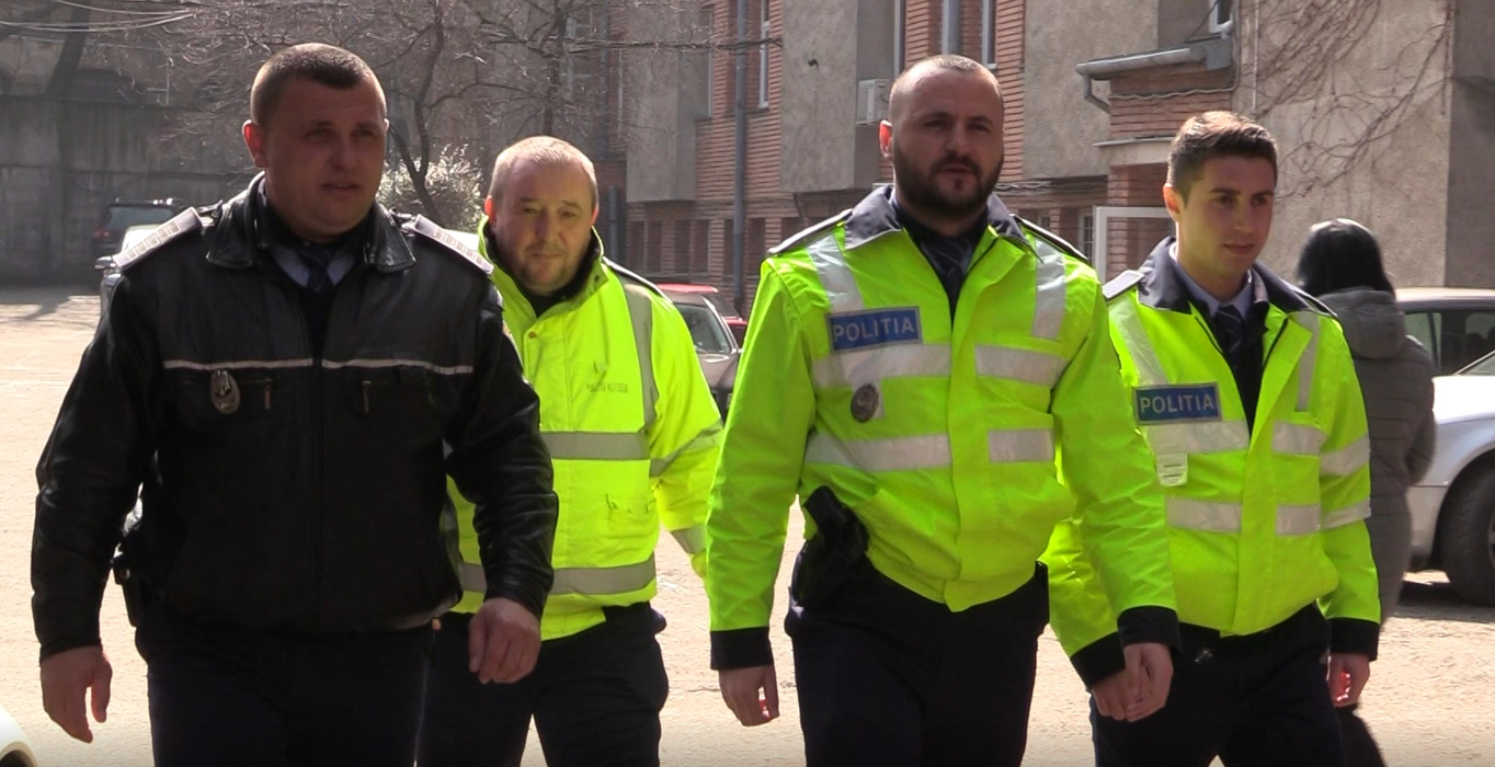 Cei patru polițiști au venit la spital să afle vești despre mama și copilul pe care i-au salvat