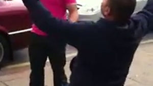 VIDEO Ei i-au zapacit pe englezi! Cocalarii astia doi danseaza in buricul Londrei pe manele! Uite-i cum se dau in spectacol!