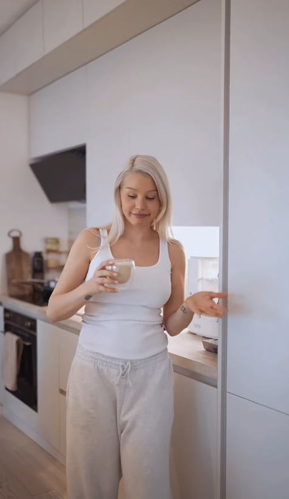 Cum arată apartamentul de lux în care locuiește Carmen Grebenișan! Influencerița a schimbat macazul: „M-am lăsat de stilul industrial”