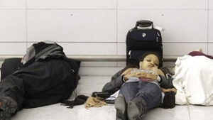 Haos in Franta din cauza ninsorii! Aeroport transformat in dormitor si sute de calatori disperati ca nu pot ajunge acasa de sarbatori