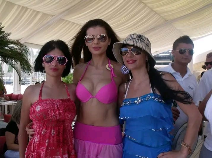 Ioana Popescu, alături de două prietene