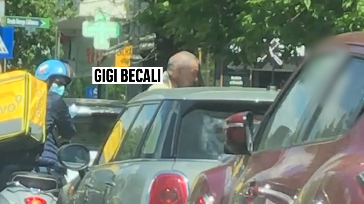 Gigi Becali coboară din Maybach și se îndreaptă spre o agenție CEC