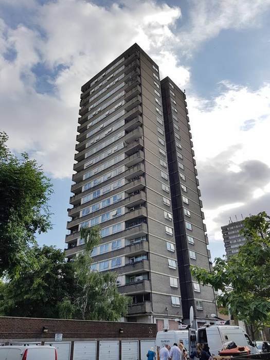 Blocul de lângă este construit în mod similar şi există şi acolo pericol de incendiu