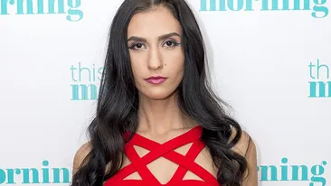 Românca de 18 ani care şi-a scos virginitatea la vânzare pentru un milion de lire sterline a stârnit din nou imaginaţia bărbaţilor. Le-a arătat tuturor posteriorul ei bine lucrat la sală