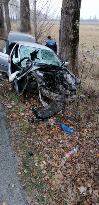 Impact devastator în județul Prahova. Un autoturism s-a făcut praf în localitatea Brazi. Trei oameni au fost grav răniți