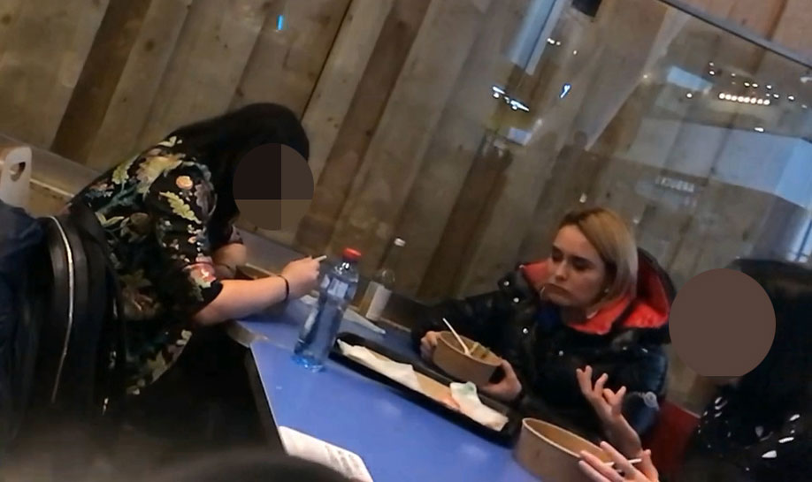 Lipsită de fițe, Andreea Esca a luat prânzul la ”cantina” din mall cu două prietene