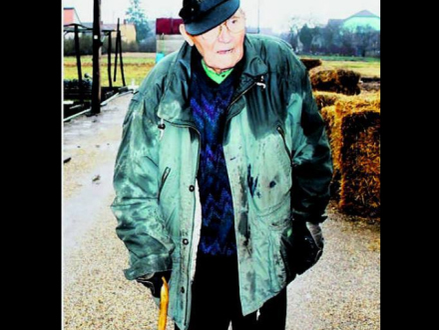 Are 90 de ani, e din Arad şi conduce ditamai afacerea! Are şofer personal şi o mulţime de clienţi. Cu ce se ocupă bărbatul