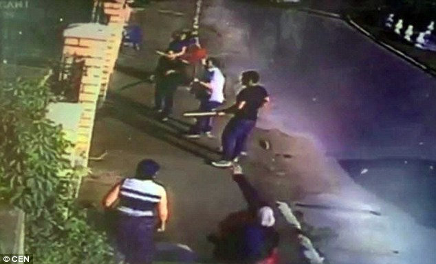 În urmă cu un an, mai mulți romi au vrut să intre în casă peste Râncu Ilieș, dar nu au reușit! Episodul a fost relatat și de Daily Mail
