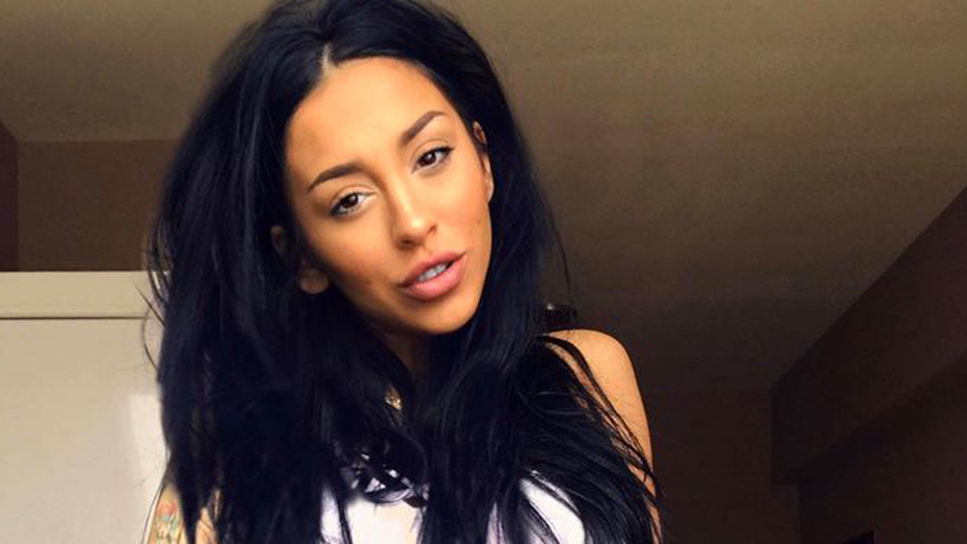 Ruby, incredibil de sexy în ultimul videoclip. Artista s-a dezbrăcat în spatele unui panou şi...