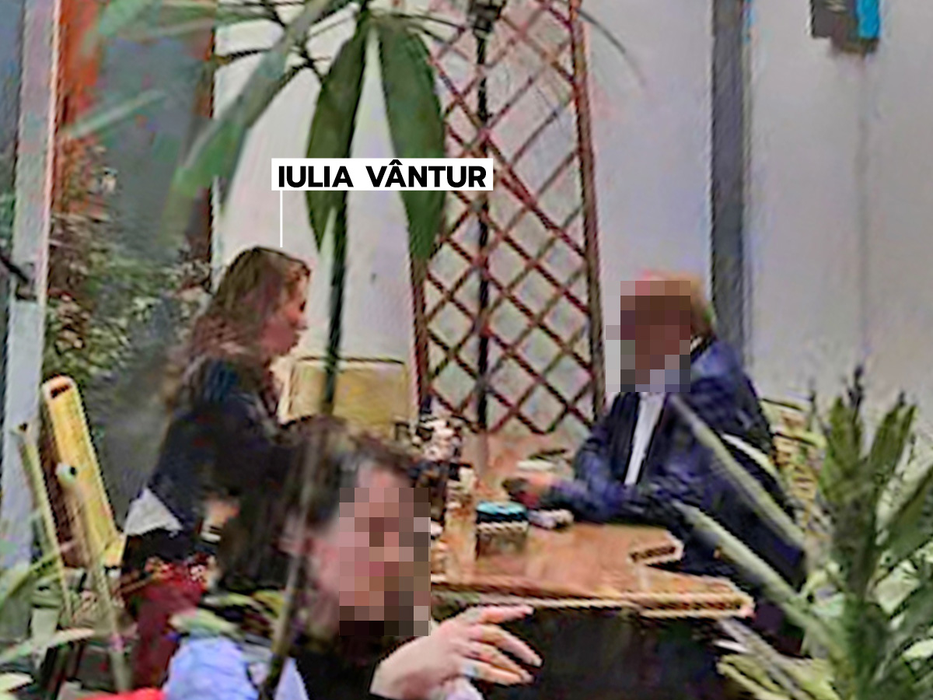 Iulia Vântur, relaxare alături de un prieten (SURSA FOTO: CANCAN.RO)