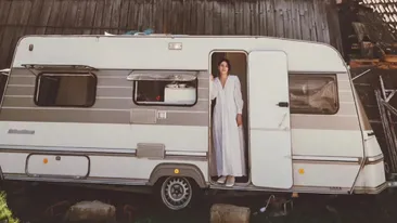 Cum arată autorulota de lux cu care călătorește Dana Rogoz. Are 2 paturi, o zonă de luat masa, dulapuri și sertare