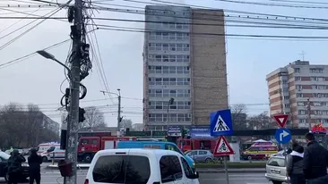 Incendiu puternic în Craiova. Un bloc înalt a luat foc. 80 de oameni au fost evacuați