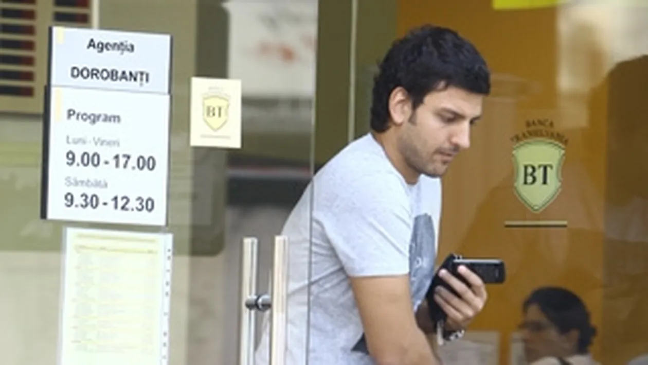 Cu piciorul bandajat, Alexandru, zic Cioc, si-a rezolvat treburile pe la banci! Ginerele Cameliei Sucu s-a accidentat inainte de nunta