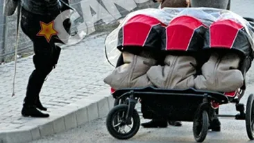 O poza cat o jumatate de strada! Soferi, feriti-va, trec tripletii Nicoletei Luciu! Caruciorul n-are loc pe trotuar!