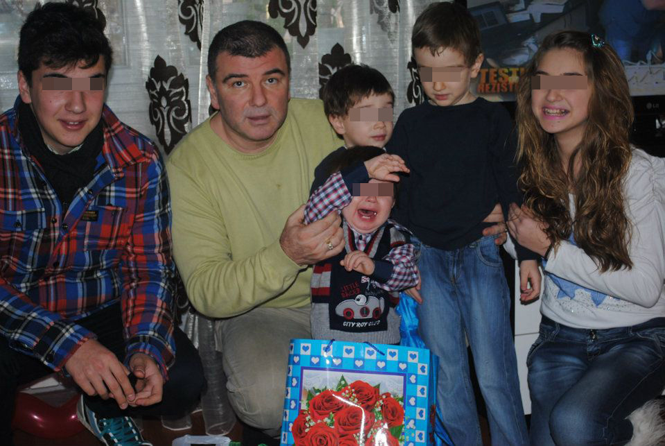 Cătălin Chelu, alături de cinci din cei 10 copii ai săi, într-una dintre ultimele poze pe care a făcut-o