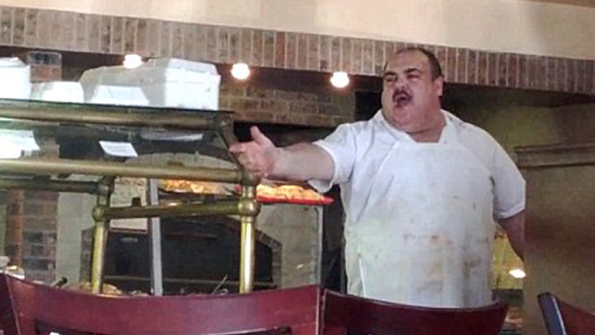 VIDEO incredibil! Pavarotti e mic copil pe langa vocea unui pizzar din America! Vezi cum canta o arie de opera ca un tenor adevarat!