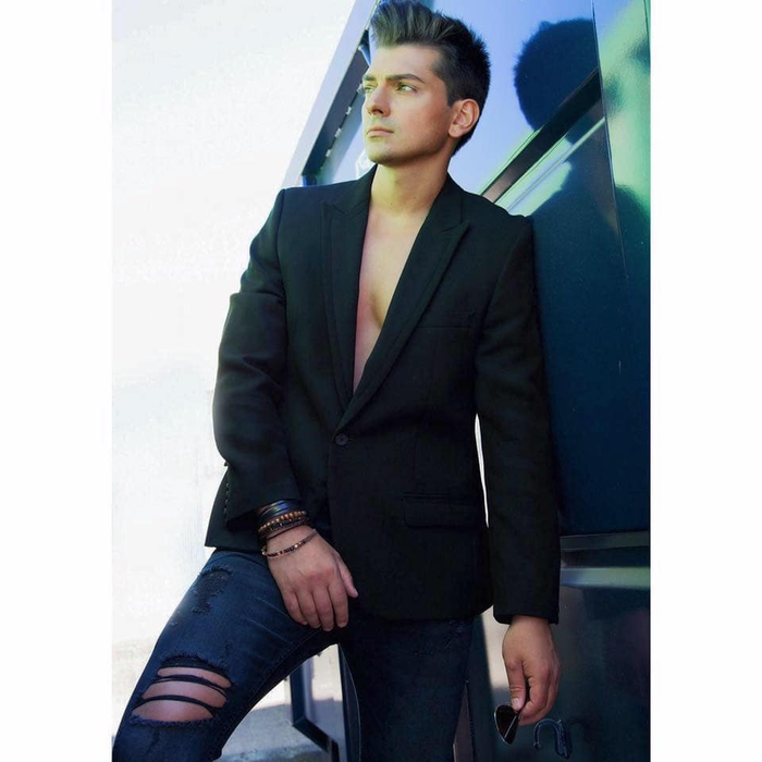 Pe lângă cariera de model, Bogdan lucrează ca analist de vânzări, la o multinațională din București
