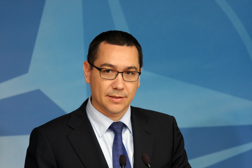 Premierul Romaniei, Victor Ponta sustine un discurs in timpul unei conferinte de presa alaturi de secretarul general NATO, Anders Fogh Rasmunsen (nu este prezent in imagine), in prima vizita de lucru de la instalare, la Sediul NATO din Bruxelles, joi, 10 mai 2012. STEFAN MICSIK / MEDIAFAX FOTO