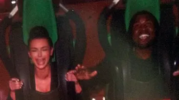 Unul rade, altul plange: Kim Kardashian si Kanye West in parcul de distractii
