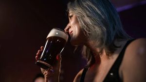 Câtă bere ar trebui să bea, de fapt, o femeie. Cercetătorii explică beneficiile consumului acestei băuturi