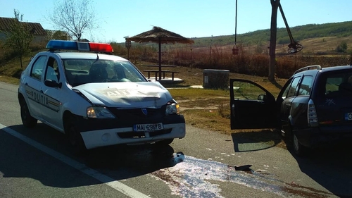 Polițiștii olteni care au oprit un șofer de 16 ani beat, puși să repare Loganul avariat la intervenție