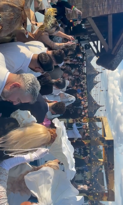 Costel Biju, un tată mândru! A îngenuncheat în fața lui Tony One și i-a cântat la dansul mirilor. Imagini spectaculoase