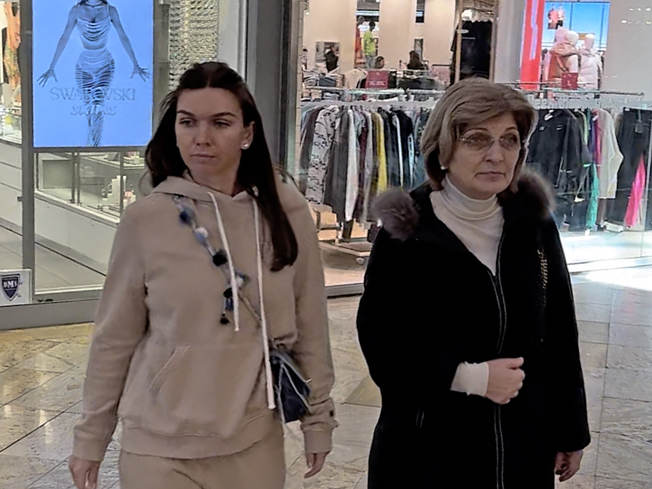 Simona Halep, la plimbare prin mall alături de mama ei