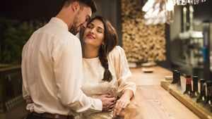 Bancul zilei | Un tip și o tipă se întâlnesc într-un bar, apoi merg la ea acasă
