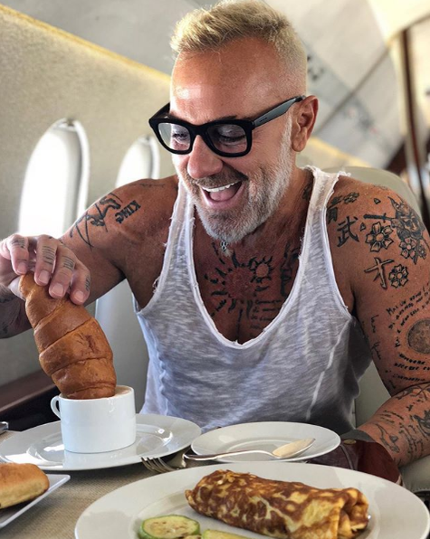 Gianluca Vacchi ia micul-dejun în avion