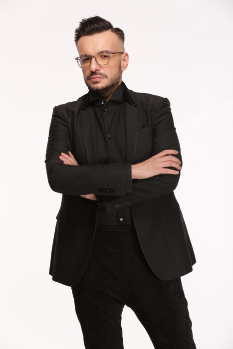 Un bărbat misterios îl plânge în hohote pe Răzvan Ciobanu și vorbește singur! Momente șoc la cimitir