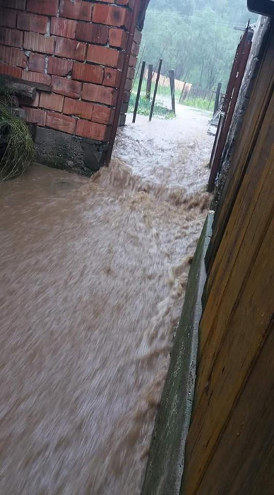 Apa a pătruns în casele oamenilor