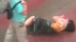 VIDEO INCREDIBIL! Un chinez isi bate sotia in plina strada pana o lasa inconstienta