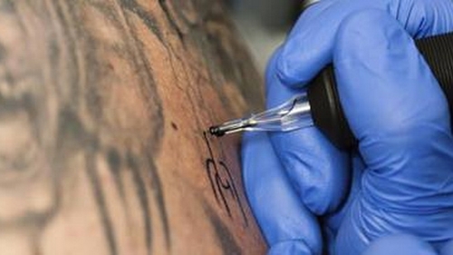 A fost ARESTAT dupa ce a facut acest tatuaj! Ce a putut sa-i deseneze pe spate e revoltator: O sa te dezguste!