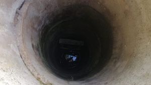 Un bătrân din Teleorman a căzut într-o fântână adâncă de 15 metri. Vecinii i-au sărit în ajutor și... | VIDEO