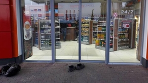 Imaginile care au impresionat o ţară întreagă! De teamă să nu facă mizerie, o bătrânică din Moldova s-a descălţat la intrarea în magazin: „O lecţie de bun-simţ!”