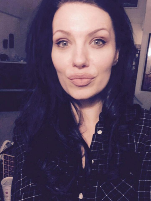 Aceasta e femeia care atunci când merge pe stradă e confundată cu ANGELINA JOLIE! E copia fidelă a actriţei de la Hollywood