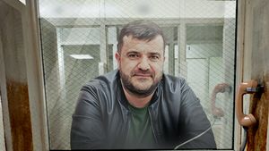 După ce ”fostul” Vicăi Blochina i-a dat cu vibratorul în cap, nașul Adelinei Pestrițu mai primește o lovitură: trimis în judecată pentru trafic internațional de droguri