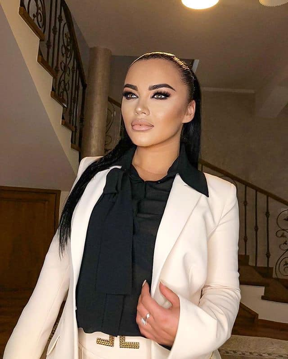 Carmen de la Sălciua i-a dat o lecție de viață fostei prezentatoare de la Kanal D, Bianca Drăgușanu: “Răutatea e o boală! Câinii latră, ursul trece”