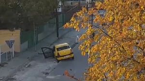VIDEO / Un taximetrist a căzut cu maşina într-o groapă! Gestul ilegal făcut de şofer, după ce autoturismul a rămas suspendat