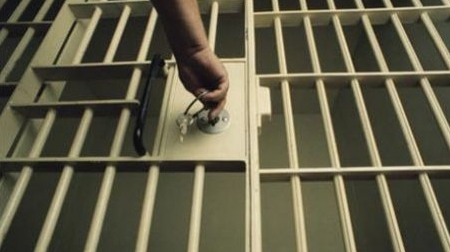 A apelat la o forma de protest extrema! Uite ce a facut un detinut de la Penitenciarul Rahova!
