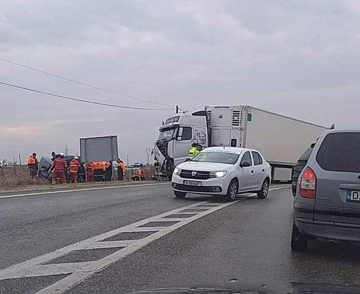 Accident înfiorător în apropiere de Craiova! Doi soți au murit, după ce mașina lor s-a izbit de un tir