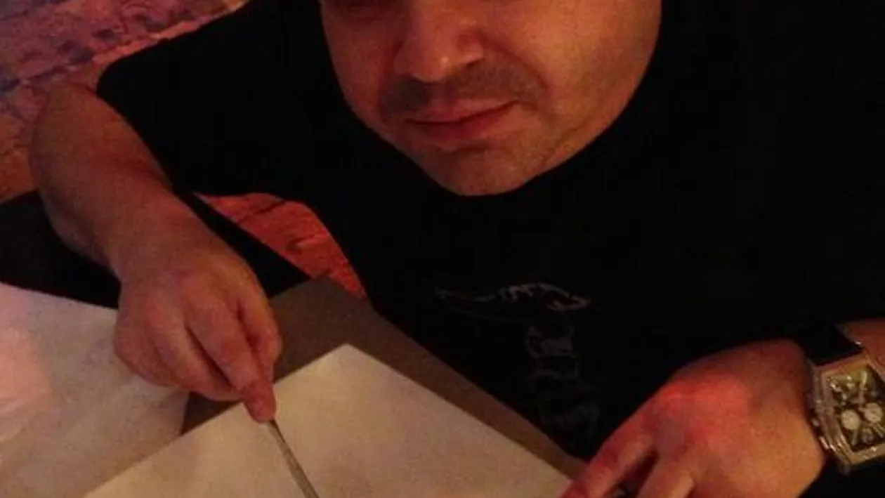 Adi Minune “mananca” bijuterii din farfurie. Afla despre ce este vorba