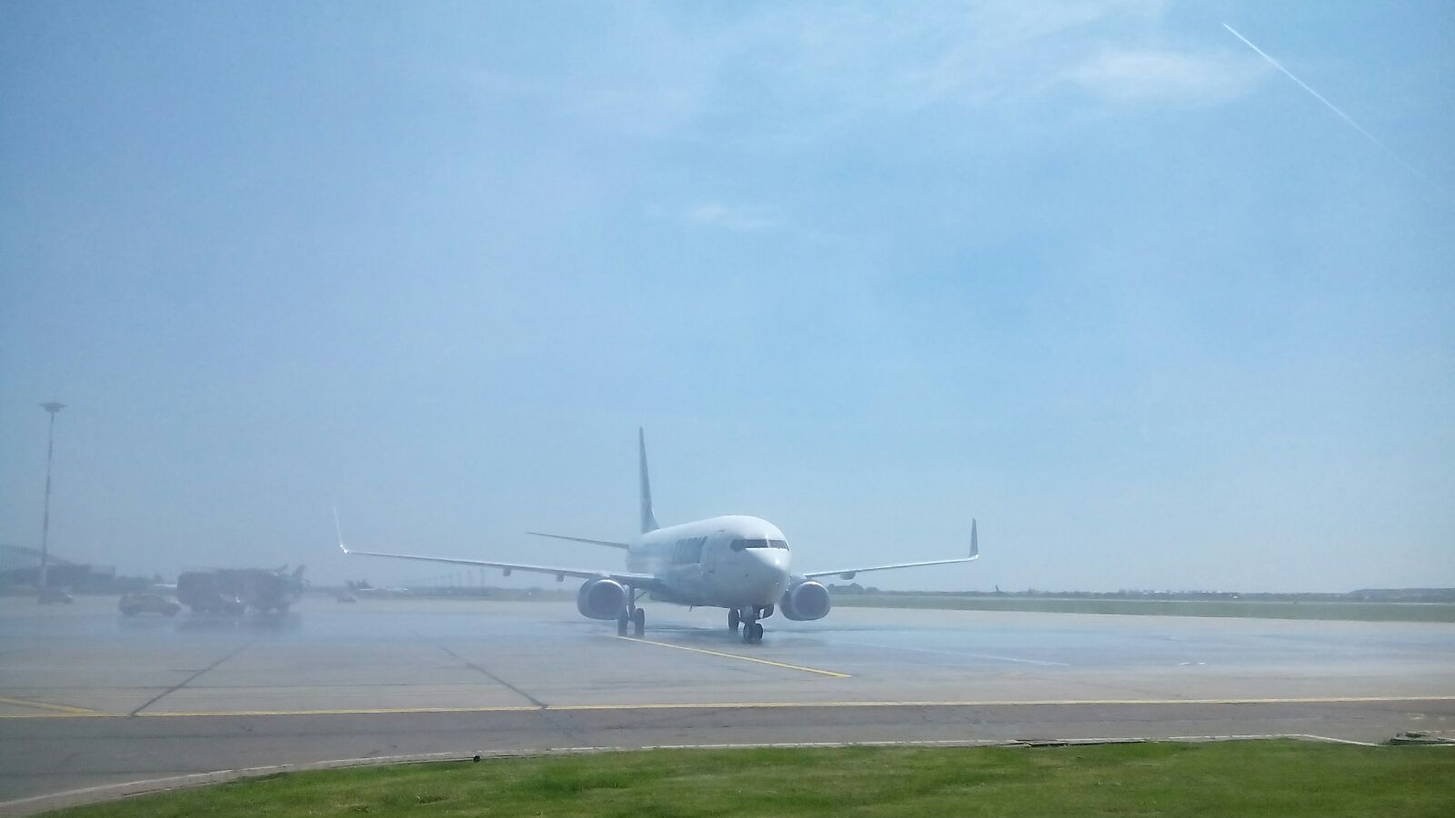 Un avion care trebuia să ducă măști de protecție din România în Spania a revenit la sol