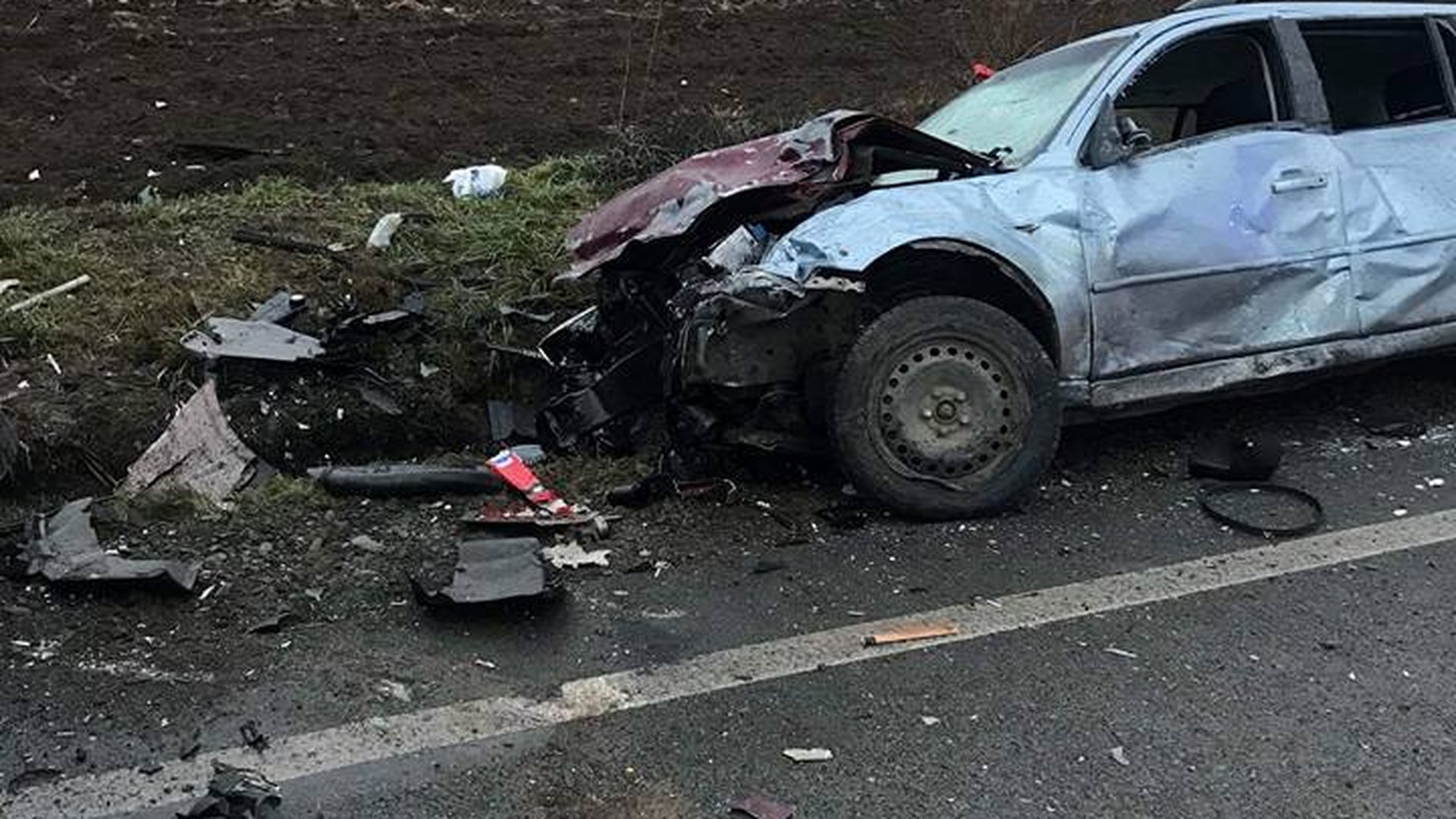 Accident terifiant la Pătrăuţi! O persoană a decedat după ce două maşini s-au ciocnit frontal. Imagini şocante