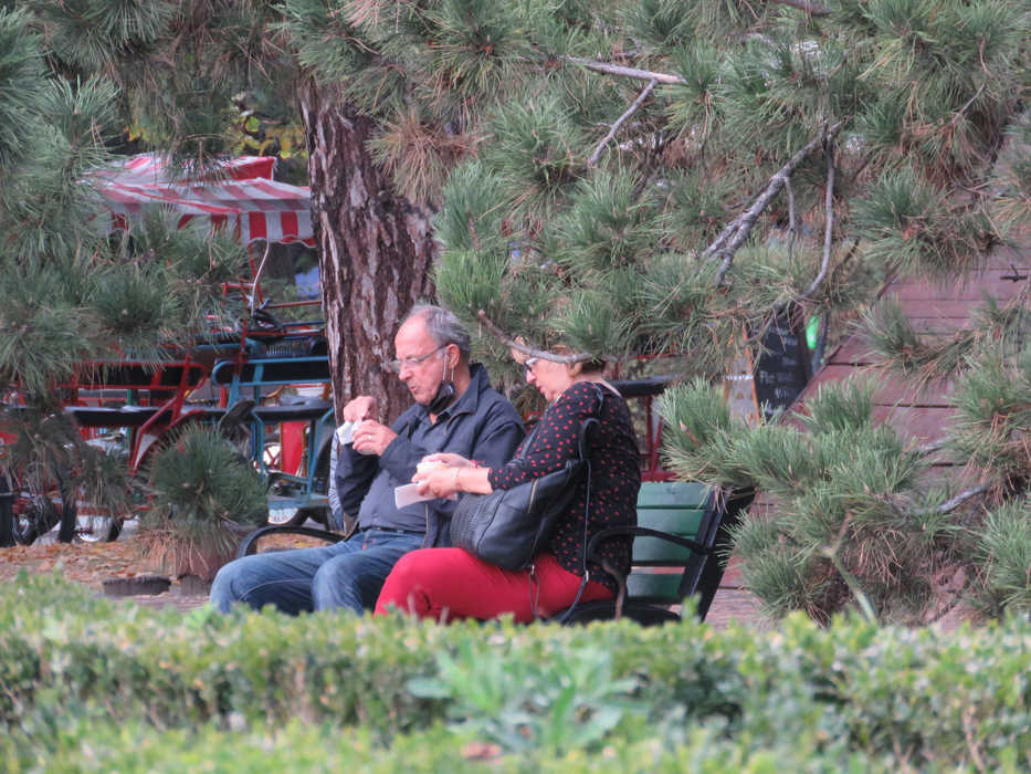 Ilie Șerbănescu și doamna lui au ieșit în parc, la o plimbare și o înghețată