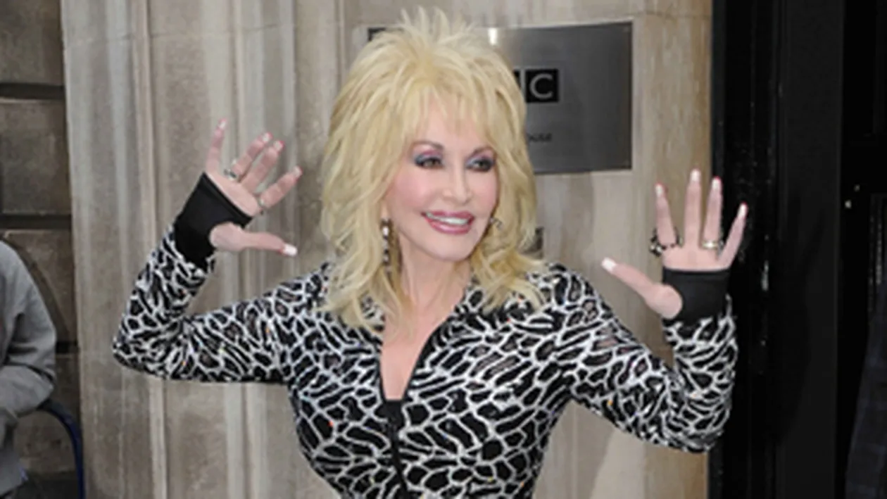 Dolly Parton poarta tocuri prin casa pentru ca este prea scunda!