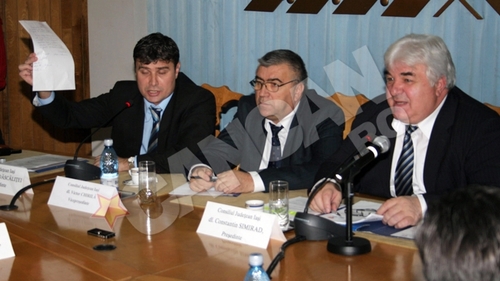 Vicepresedintii CJ Iasi filmati de DNA din tocul usii ameninta ca isi muta birourile in corturi puse in fata institutiei! Constantin Simirad: "Sa-si puna corturile afara, oricum acolo le e locul"